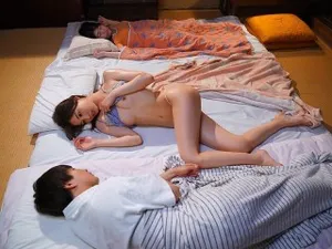 Bị vợ bạn lén lút bú buồi trong bếp