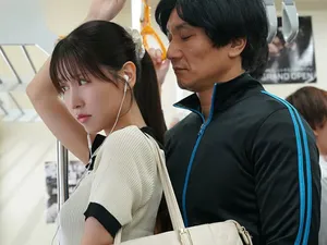 Cô gái tóc ngắn, trong sáng, mặt trẻ thơ hẹn gặp để quan hệ tình dục. Cô ấy mút và liếm con cặc lớn, nuốt và nhổ ra. Kỹ năng nói của cô ấy là hạng nhất. Hầu hết mọi người đều không thể chịu đựng được.