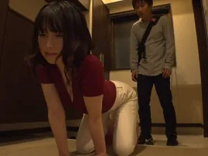 Nghỉ hè về quê, cậu thanh niên mới lớn được chị nhà đối diện đã có chồng yêu đưa vào đời