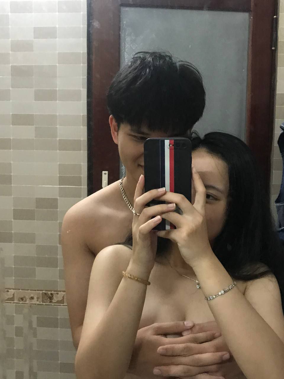 Tan ca là vô nhà nghỉ cùng em đồng nghiệp