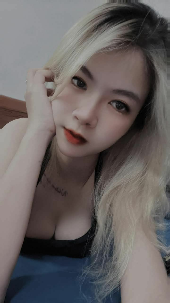Quan hệ vào cái cô bé nứng của hai cô bạn thân xinh đẹp